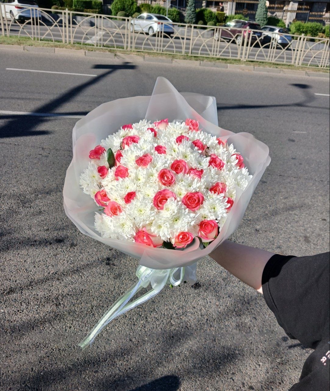 51 роза с хризантемами